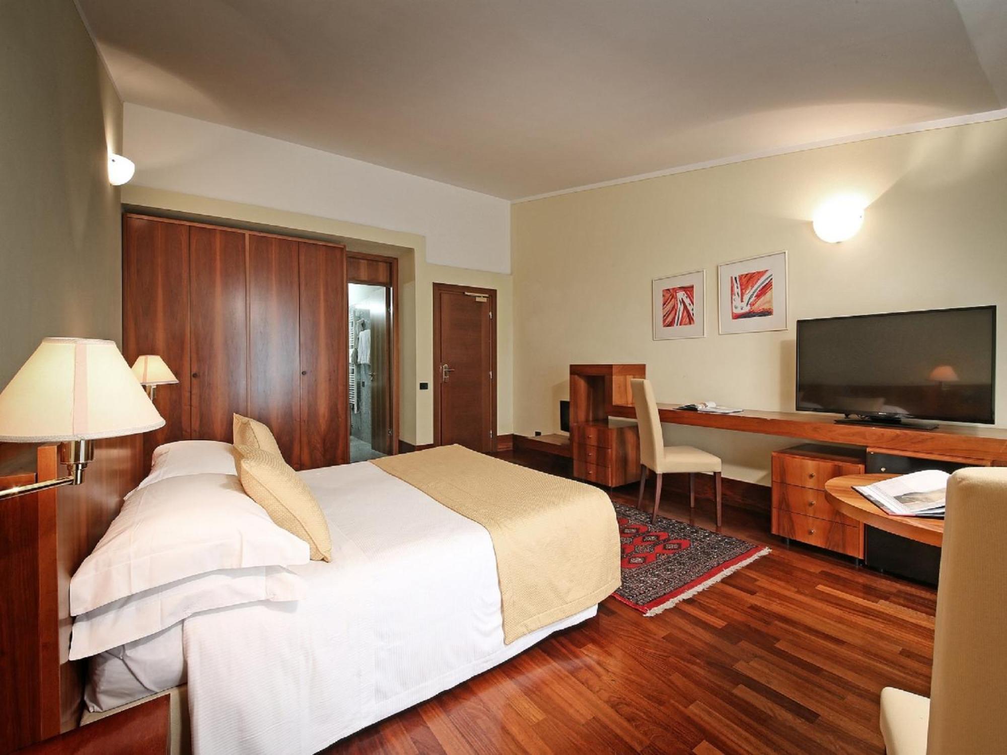 Deluxe Double or Twin Room Balcony Lake View